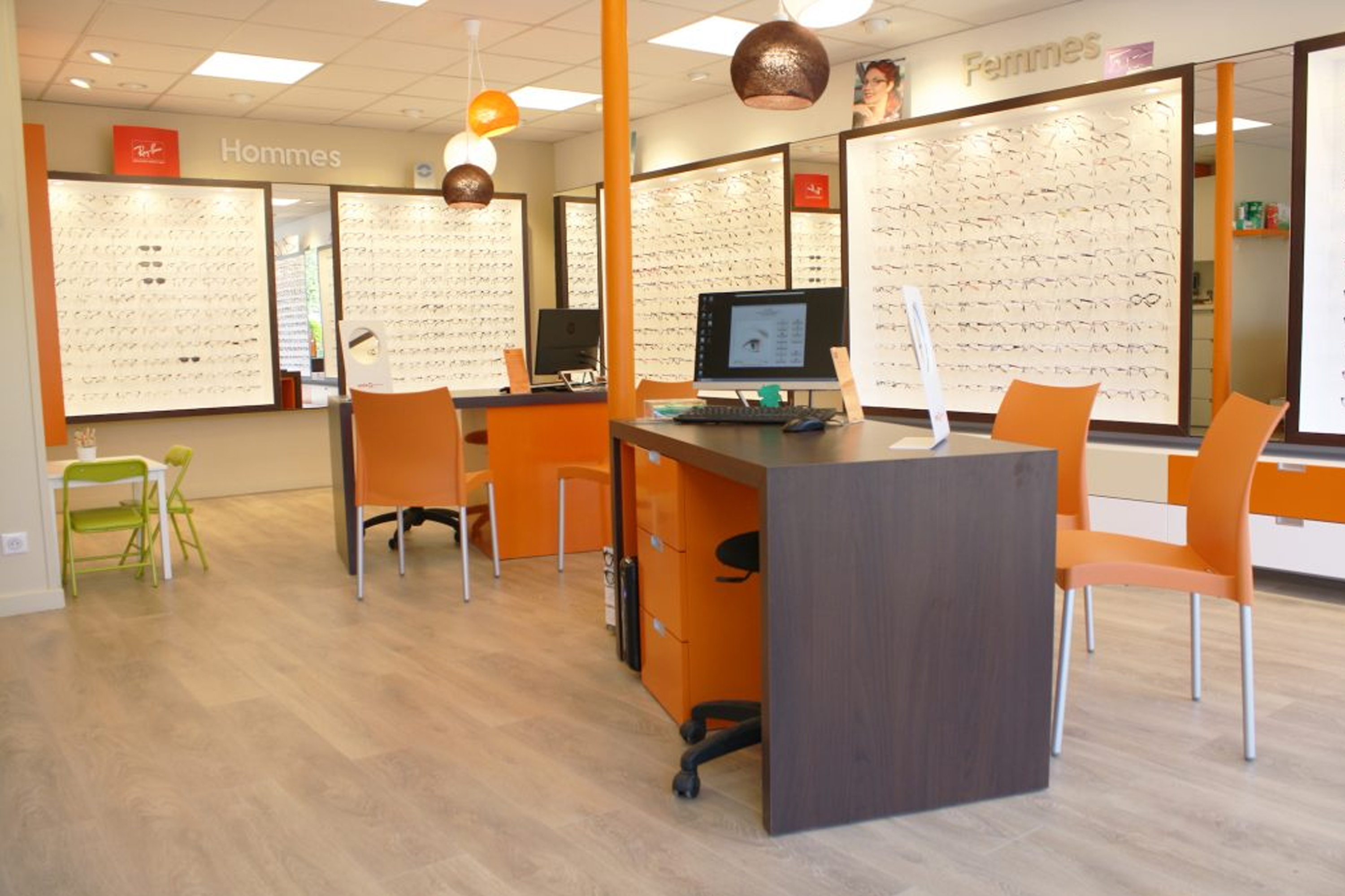 Agencement de boutique d'optique et mobilier pour opticien